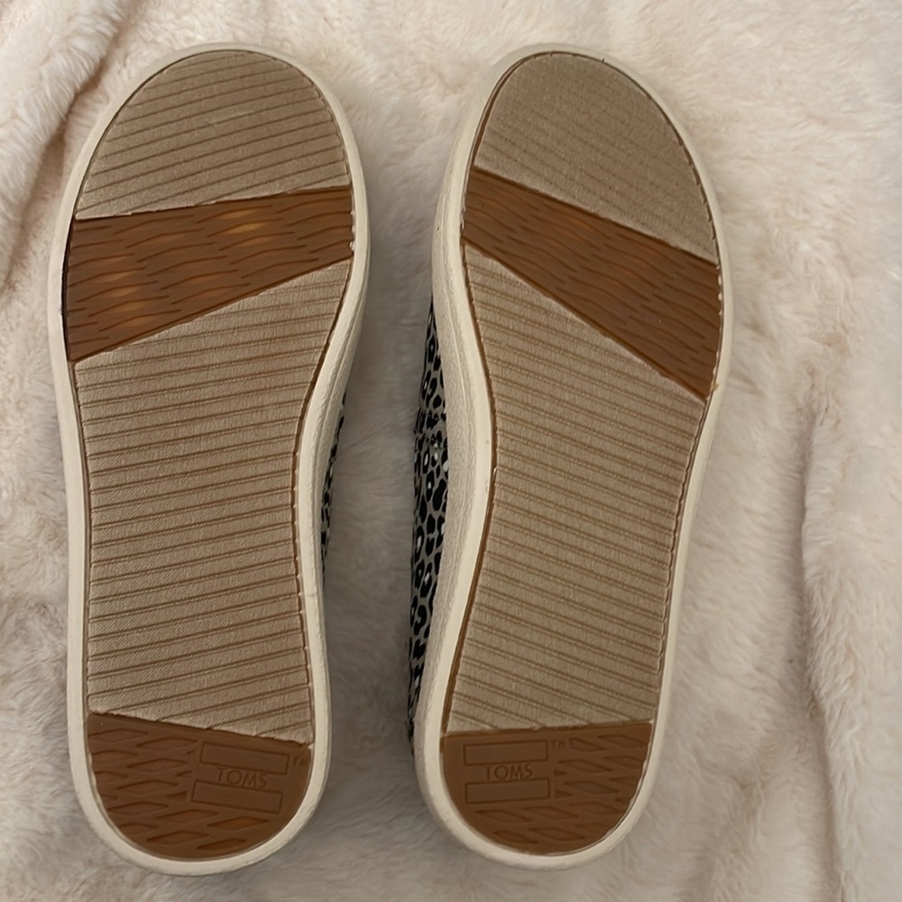TOMS. Size 6. Color Oxford Tan Cheepard (black,white &Tan ) - Picture 4 of 8